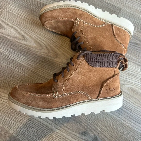 BRAND NEW Clarks Mens Tan Suede Boots sz 8